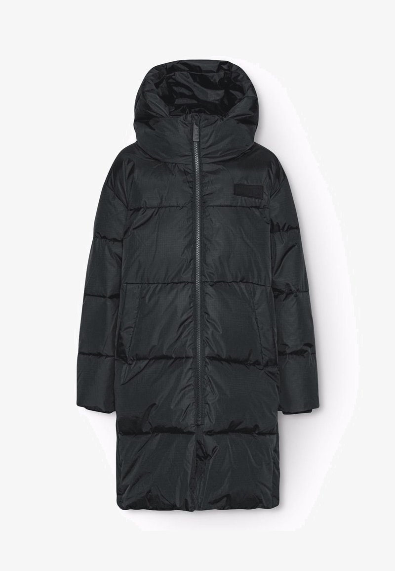 Casaco tipo puffer preto com capuz, apresentando um design acolchoado horizontal, fecho éclair frontal e dois bolsos laterais. Feito de um material suave e brilhante.
