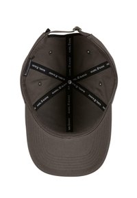 Căciulă de baseball maro cu vizieră curbată, interior din material cu bandă de logo neagră și orificii de ventilație. Design simplu și discret.