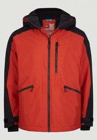 Veste imperméable rouge et noire avec capuche, dotée de poches zippées et de poignets réglables. Fabriquée en matériau synthétique durable.