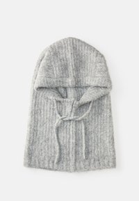 Capuz de lã cinza com um padrão texturizado, apresentando um fecho atado no pescoço e uma aparência suave e aconchegante. O capuz é leve e quente.