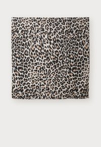 Løveprint tørklæde med en beige baggrund og sorte samt brune pletter, lavet af blødt, struktureret stof. Letvægts og rektangulært design.