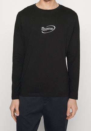 T-shirt nera a maniche lunghe in cotone con scollo rotondo, presenta una grafica bianca "UNLIMITED" e dettagli logo sottili sul davanti.