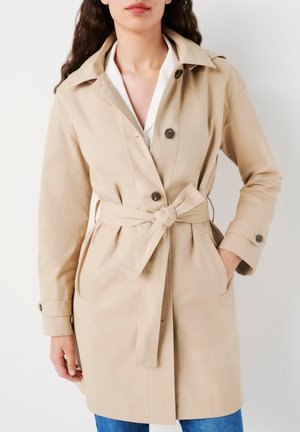 Beiger Trenchcoat mit tailliertem Gürtel, Knopfverschluss und Kragen. Verfügt über seitliche Taschen und eine glatte Textur.