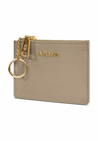 Portefeuille en cuir beige avec quincaillerie dorée, doté d'une fermeture éclair et d'un attachement pour porte-clés, logo embossé sur le devant.
