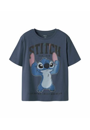 Ciemnoniebieska koszulka z kreskówkową postacią Stitcha, który pokazuje mięśnie, z nadrukiem "STITCH" oraz "NIE PRZESTAWAJ - ROZWIJAJ SIĘ" na przodzie.