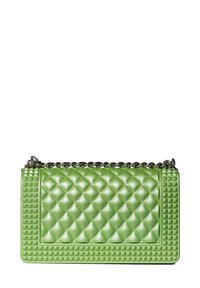 Borsa a tracolla verde trapuntata con una texture liscia e lucida, caratterizzata da borchie a forma di piramide, una forma rettangolare e una tracolla in catena argentata.