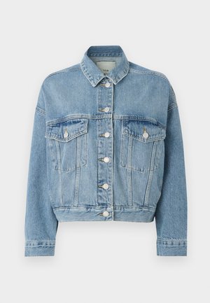 Chaqueta de mezclilla en azul claro, con cuello, dos bolsillos frontales y botones plateados en el centro. Diseño corto con mangas largas.