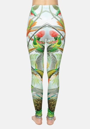 Kleurige legging met een gedetailleerde natuurprint van kolibries en bloemenpatronen; zachte stof, aansluitend ontwerp, levendige groene en rode accenten.