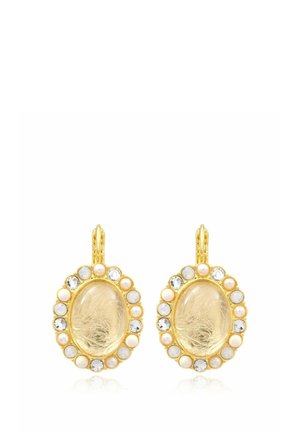 Boucles d'oreilles goutte ovales en or avec une pierre précieuse translucide centrale, entourée de perles alternées et de cristaux clairs dans un motif circulaire.