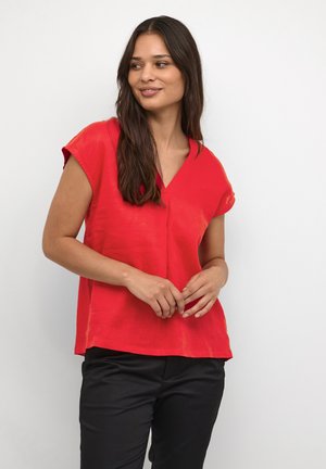 Blusa roja de manga corta con escote en V, hecha de un tejido ligero, con un corte relajado y una superficie ligeramente texturizada.