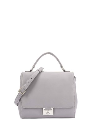 Sac à main en cuir gris au design structuré, avec une poignée supérieure et une bandoulière amovible. Présente un fermoir en métal argenté sur le rabat avant.