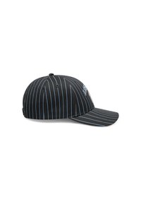 Gorra negra con rayas azules, visera curva, material de tela. Cuenta con un botón en la parte superior y una correa ajustable en la parte trasera.