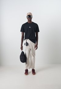 Nike ACG HIKE PANT - Pantaloni - orewood brown/summit white