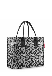 Taschen im Leopardenmuster aus grauem und schwarzem Stoff, mit zwei schwarzen Griffen, strukturierter Form und einem markierten roten Akzent.