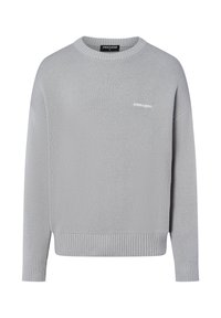 Helles graues Strickpullover mit rundem Ausschnitt, gerippten Bündchen und Saum, der ein dezentes weißes Logo auf der Brust trägt. Strukturierte Stoffdetails.