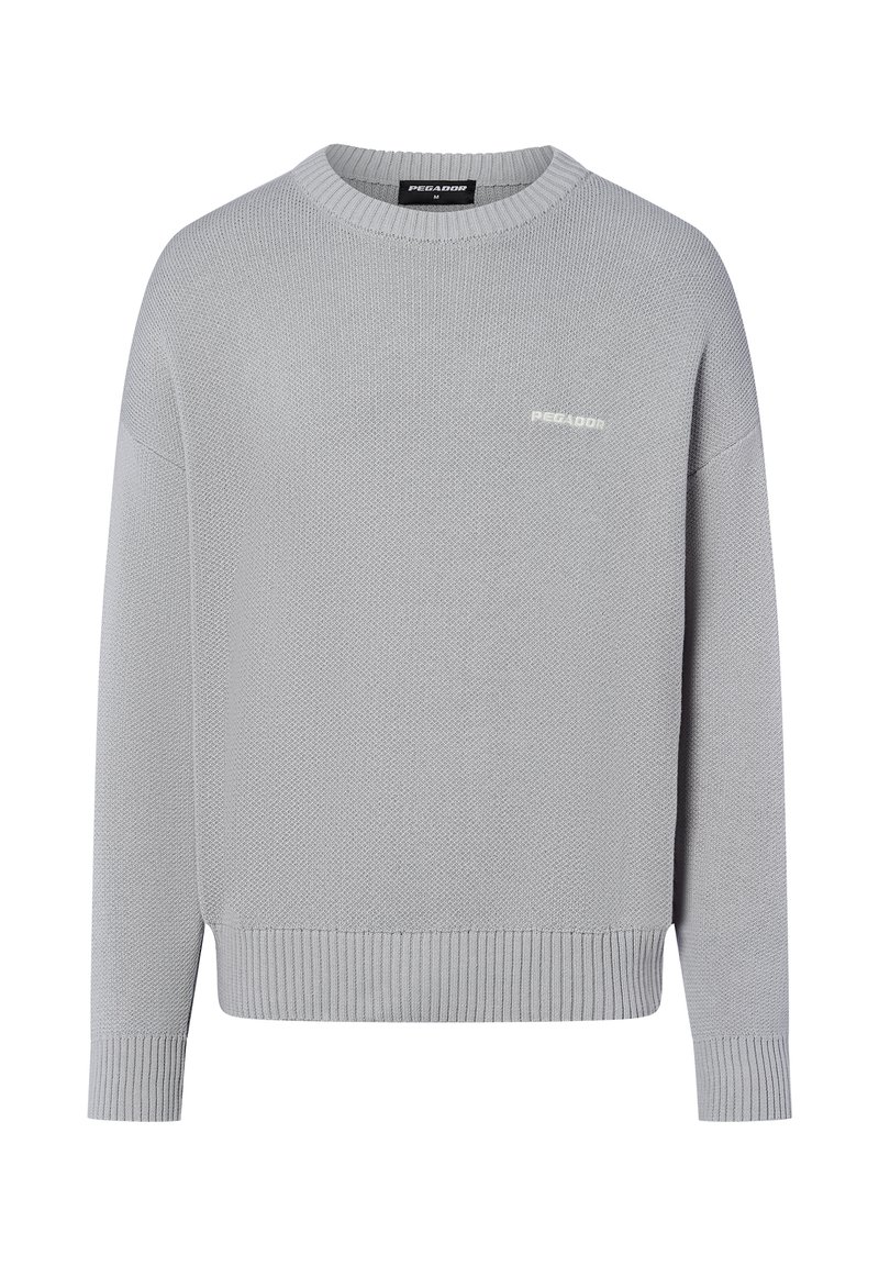 Helles graues Strickpullover mit rundem Ausschnitt, gerippten Bündchen und Saum, der ein dezentes weißes Logo auf der Brust trägt. Strukturierte Stoffdetails.