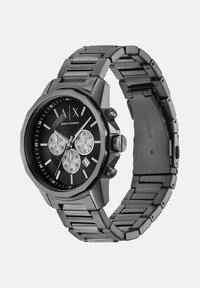 Mustaga roostevabast terasest kell, millel on oktaanguline korpus, must kellanäidik, hõbedased alakeerised, kuupäeva kuva ja ühendatud rihm.