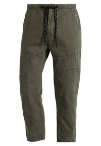 Pantalones cargo de algodón color verde oliva, con cinturilla elástica y cordón negro, bolsillos laterales y parches en las rodillas para mayor detalle.