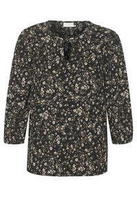 Sort bluse med blomsterprint og trekvartærmel, der har en V-halsudskæring og fine hvide og gule blomster over det hele.