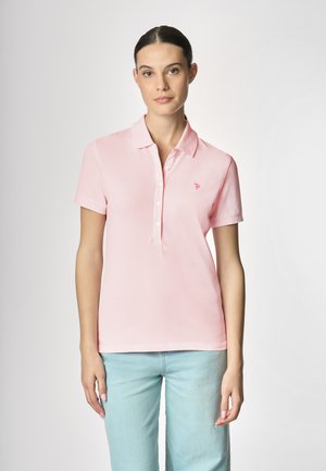Polo shirt rosa chiaro con colletto, maniche corte e bottoni. Presenta un piccolo logo ricamato sul petto.