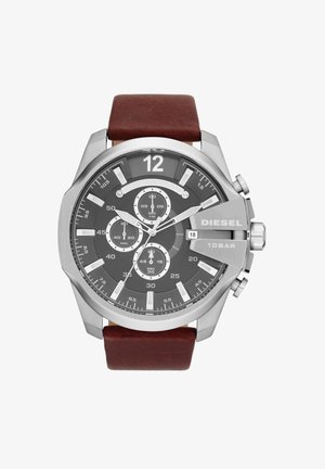 Stalen chronograafhorloge met een bruine leren band, donkergrijze wijzerplaat, witte markeringen en drie subdials. Beschikt over een datumaanduiding en een vetgedrukt nummer 12.