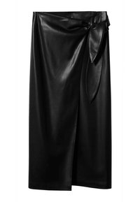 Jupe enveloppante en simili cuir noir avec une fente latérale haute, ornée d'un nœud noué à la taille pour plus de détails. Texture lisse.