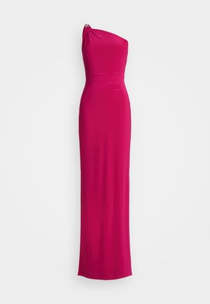 Abito fucsia a spalla sola realizzato in tessuto elasticizzato. Presenta una texture arricciata sulla spalla e una silhouette dritta, lunga fino al pavimento.