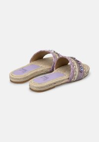 Infradito espadrillas viola con cinturini intrecciati, impreziositi con gemme trasparenti e una suola in fibra naturale. Soletta testurizzata per il comfort.