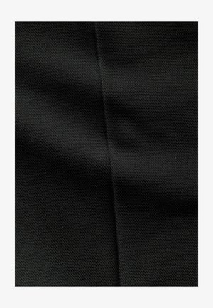 Črno blago z teksturiranim tkanjem, ki ima subtilen sijaj in gladko površino, z naravnim navpičnim šivom.