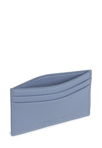 Portafoglio in pelle azzurro chiaro con quattro scomparti e logo embossato. Rifinito con cuciture bianche per un tocco distintivo. Texture liscia.