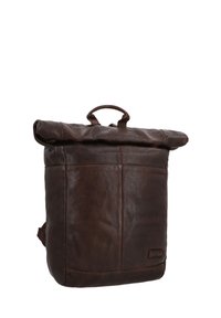 Brązowy skórzany plecak z wykończeniem typu roll-top, płaskim dnem i uchwytem u góry. Charakteryzuje się gładką fakturą i minimalnymi przeszyciami.