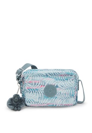 Blå blomster mønster crossbody taske med rektangulær form, lavet af syntetisk materiale. Features en pelsagtig gorilla nøglering og justerbar rem.