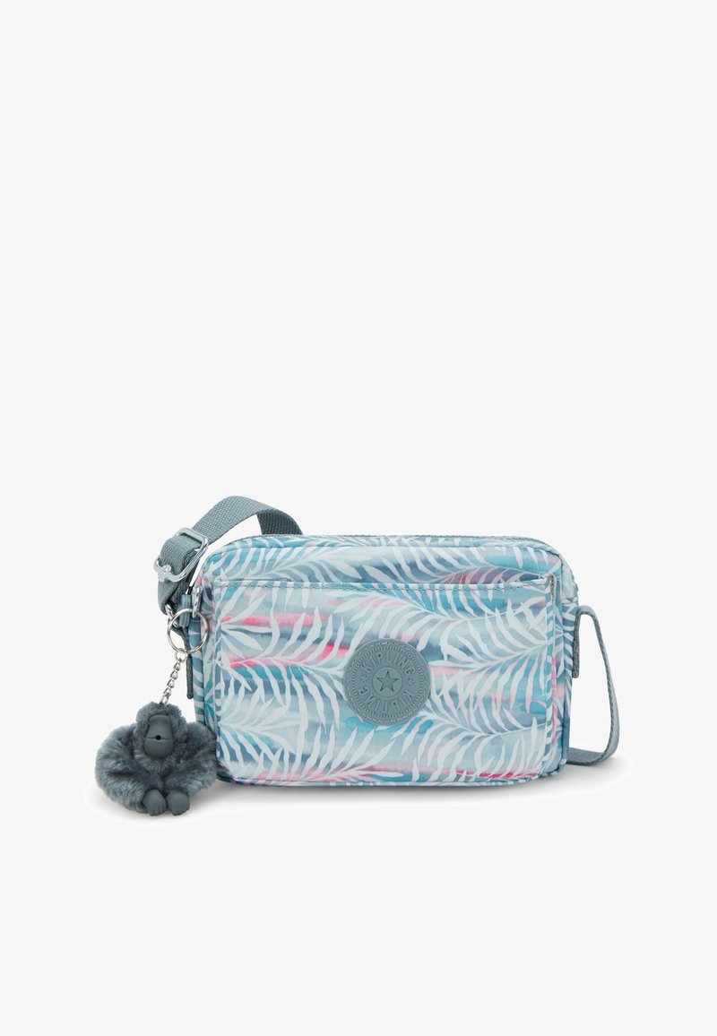 Blå blomster mønster crossbody taske med rektangulær form, lavet af syntetisk materiale. Features en pelsagtig gorilla nøglering og justerbar rem.