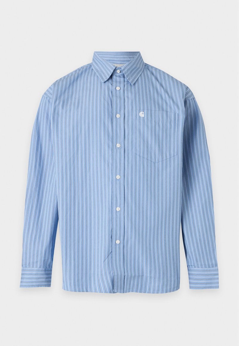 Camicia azzurro chiaro a maniche lunghe con bottoni, con sottili righe verticali bianche e blu più scuro e una tasca sul petto con un piccolo logo.