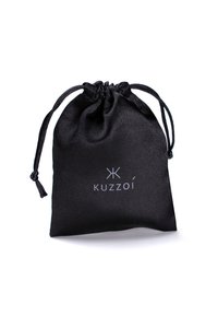 Mustast satiinist tõmblukuga kotike, millel on hõbedane logo "KUZZOI". Sile tekstuur, kompaktne kuju ja volditud ülaosa sulgemiseks.
