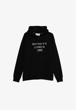 Felpa nera con cappuccio, tasca frontale e testo bianco "Richmond X London 1988" centrato sul petto.