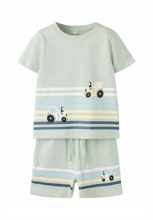Tenue vert clair pour tout-petit avec manches courtes et shorts, décorée de tracteurs rayés jaunes et bleus en haut et en bas.
