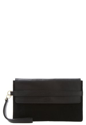 Musta suorakulmainen clutch-laukku, jossa on taitettava läppä ja hopearenkaalla vasemmalle puolelle kiinnitetty rannelenkki.