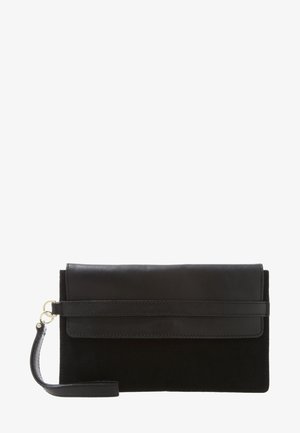 Bolso clutch rectangular negro con solapa plegable y correa de muñeca sujeta por un anillo plateado en el lado izquierdo.