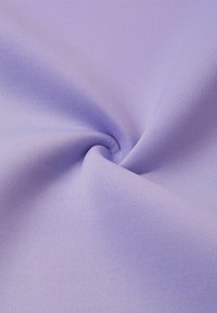 Hellpurpurner, strukturierter Stoff mit glatter Oberfläche und leichtem Glanz, der in Falten gelegt ist, um sein Muster und die Farbtiefe zu zeigen.