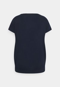 Mörkblå kortärmad topp med rund halsringning, lös passform och en accent vid fållen. Tyget verkar mjukt och slätt utan synliga mönster.