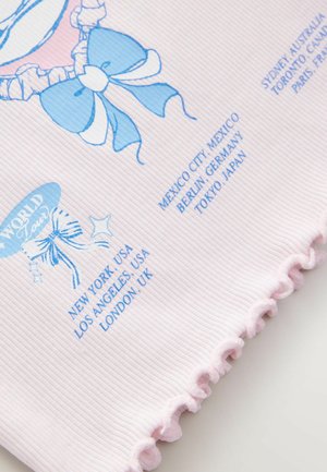 Roze ribbelstof met blauwe bedrukt tekst en graphics, met gegolfde randen. De tekst bevat stadsnamen en decoratieve strikken.