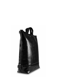 Zaino nero realizzato in materiale sintetico lucido, con una forma triangolare, due manici corti e una chiusura a zip superiore.