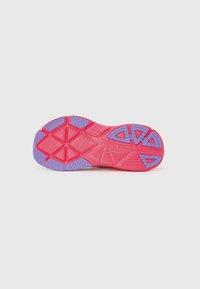 Die Schuhsohle ist in einem rosa-lila Farbschema gestaltet, mit strukturiertem Gummi für besseren Halt, einschließlich verschiedener Traktionsmuster und dem Markennamen "Saucony."