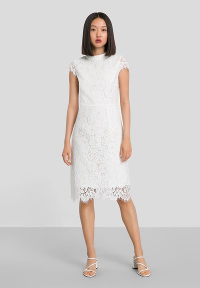 Λευκό φόρεμα από δαντέλα με κοντά μανίκια, εφαρμοστό κορσέ και διακοσμητικό τελείωμα με φάσεις. Λείο υλικό με λουλουδάτο μοτίβο και λεπτομέρειες από λεπτή δαντέλα.