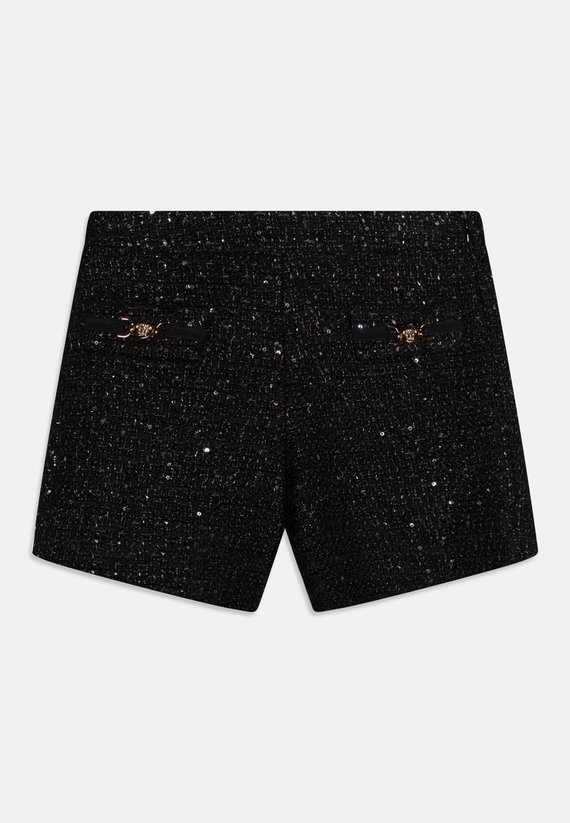 Pantalones cortos de tweed negro con un tejido texturizado, que presentan dos acentos decorativos de metal dorado en los bolsillos traseros.