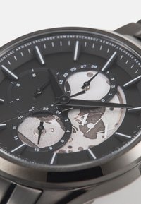 Orologio cronografo in acciaio inossidabile nero con quadrante nero texturizzato e accenti argentati, tre sottodial e indici delle ore audaci.