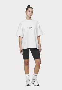 Pegador RAMIRA HEAVY OVERSIZED TEE - Apdrukāts T-krekls - white