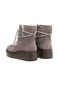 Botas de ante gris hasta la mitad de la pantorrilla con punta redondeada, forro de piel sintética y suela de plataforma marrón texturizada. Presenta cordones y una cremallera lateral.