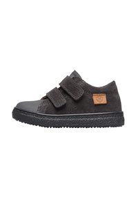 Zapato infantil de ante gris oscuro con dos correas de velcro, suela de goma negra y pequeño parche de logo beige en el lateral.